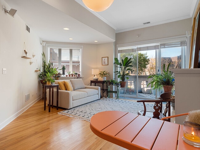 Living Room - 2555 W Leland Ave