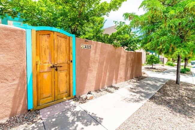 Building Photo - Beautiful Southside Adobe on Vuelta Colorada