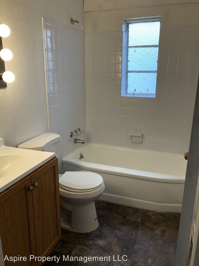 Building Photo - 1 br, 1 bath Apartment - 47 E Maplewood Ave