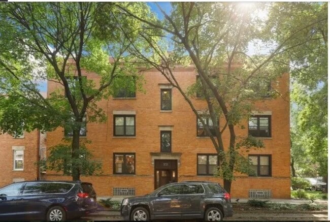 Building Photo - 3737 N Leavitt St