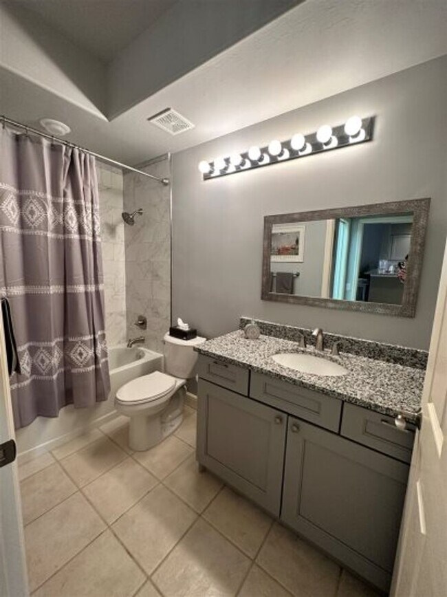 Foto del edificio - Terrific Lake Village Condo