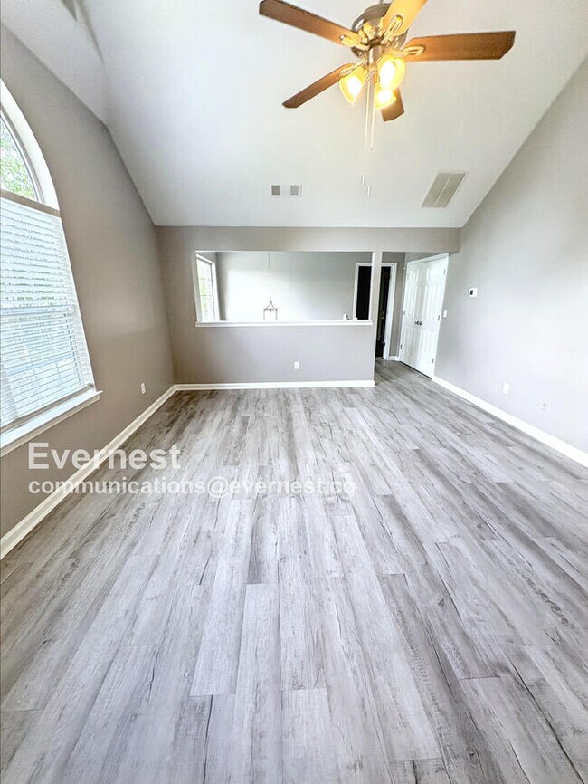 Foto del edificio - 6300 Crooked Creek Dr.
