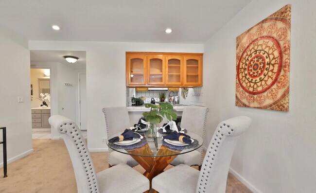 Foto del edificio - This stunning condo in Santa Clara offers ...