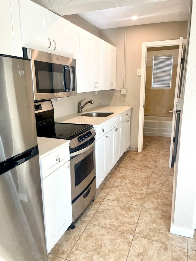 Building Photo - For Rent: Cozy 1-Bedroom, 1-Bath Apartment...