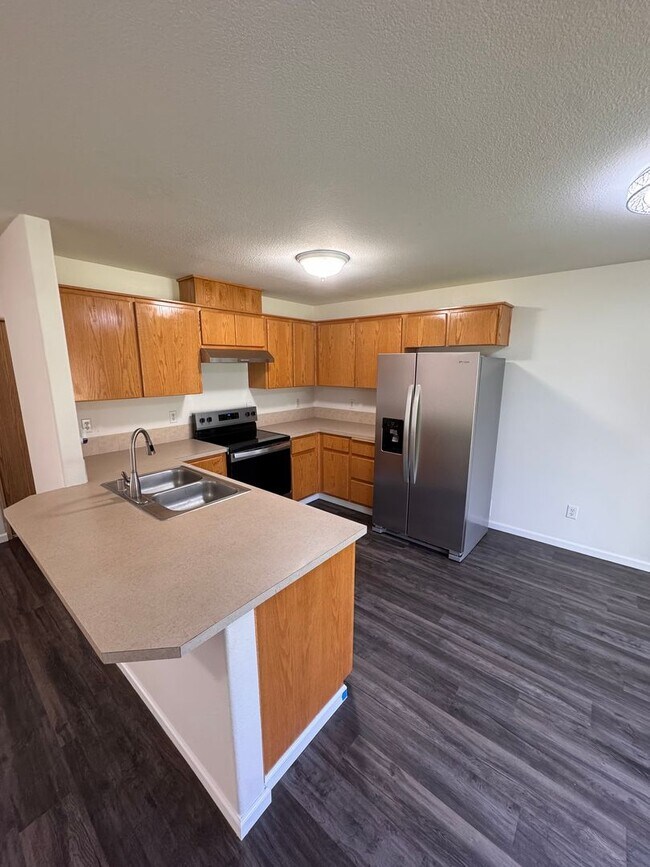 Foto del edificio - Move-In Ready 3BR Duplex: New Upgrades & Large Yard