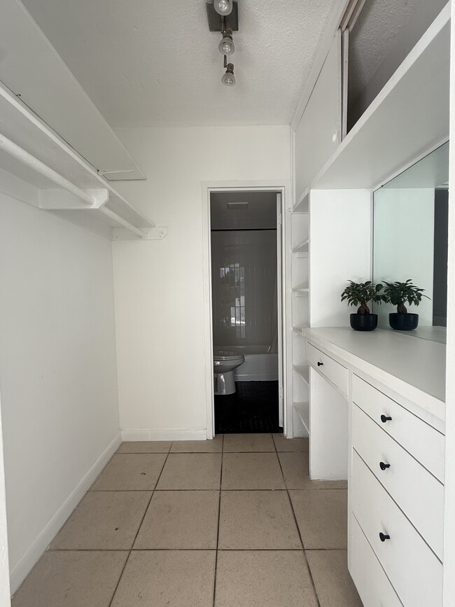 Vestidor - 7545 E Treasure Dr