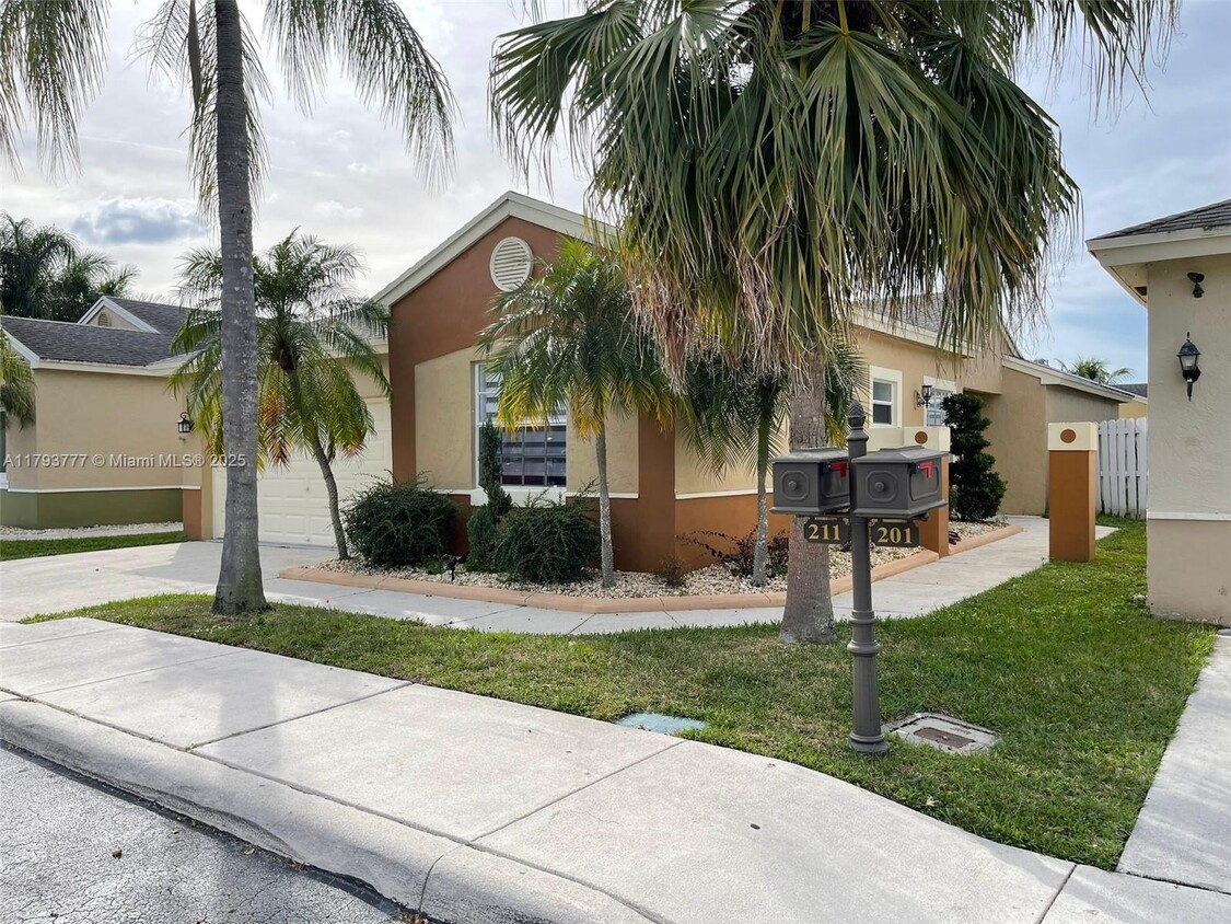 Foto principal - 211 E Riverbend Dr