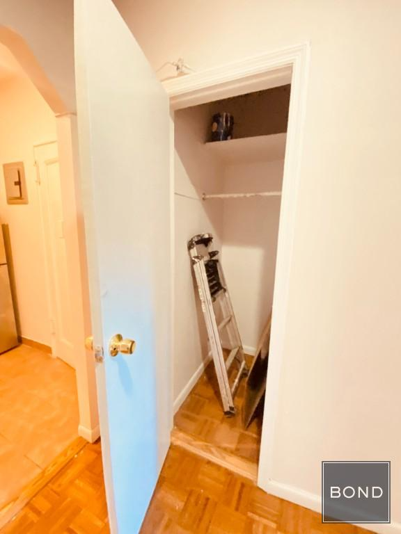 Building Photo - 405 W 44th St