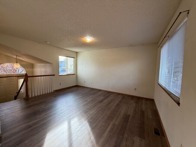 Foto del edificio - Near Ft Carson, 1342sf Bi-level, 3bd/2ba/2-car!