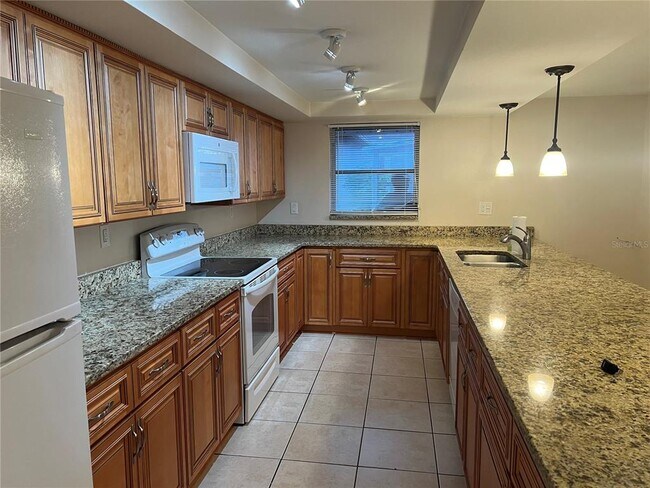 Building Photo - 5945 Mockingbird Dr