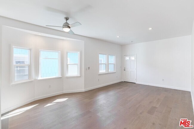 Building Photo - 31 Breeze Ave