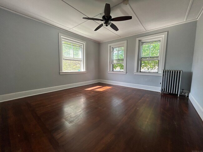 Building Photo - 10 Cherry St