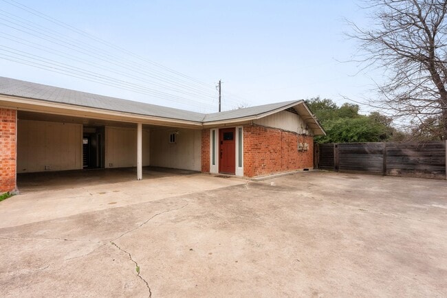 Building Photo - **Remodeled 2/1 Duplex in Southeast Austin – Modern Style, Open Layout, and Prime Location!**