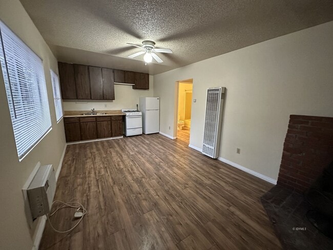 Building Photo - In Town 1 bedroom apartment with Patio