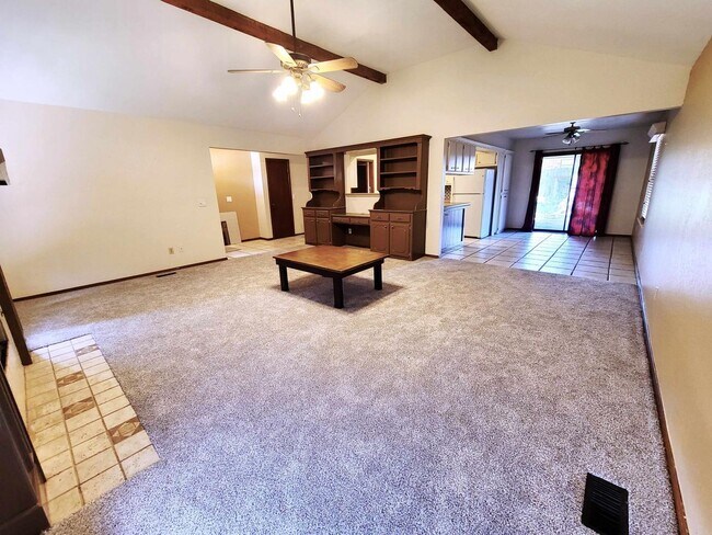 Foto del edificio - Spacious Living in a Prime Yukon Location