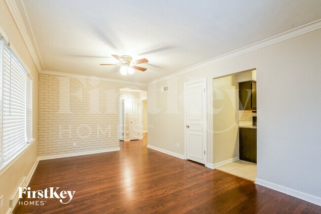 Foto del edificio - 9946 MacKenzie Rd