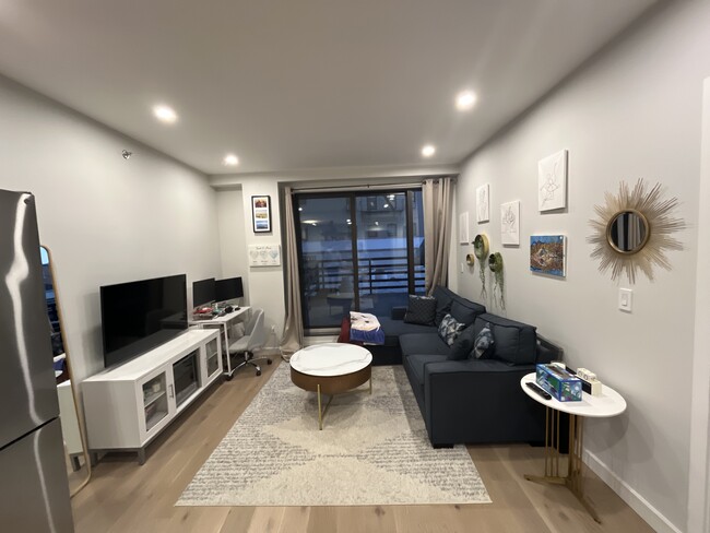 Sala de estar. Puede incluir sofá y mueble de TV si se solicita. - 1433 31st Ave