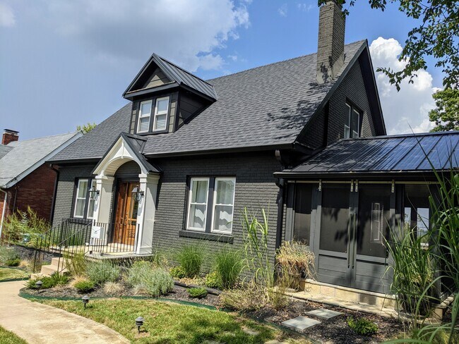 Foto del edificio - 823 Fairmount Blvd