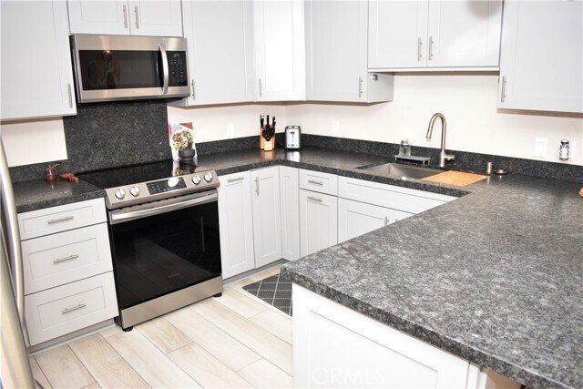 Foto del edificio - 6815 Remmet Ave