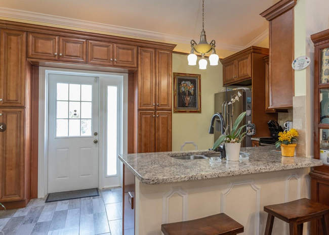 Building Photo - Spacious & updated 4-BR 2-bath duplex!