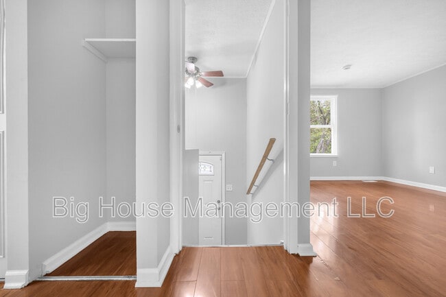 Foto del edificio - 7003 Rock Creek Dr