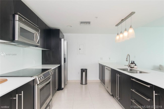 Building Photo - 1 br, 1.5 bath  - 665 NE 25th St Apt 1502