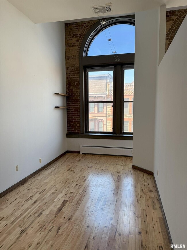 Building Photo - 226 S 6th St
