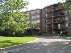 Foto principal - 18 E Old Willow Rd