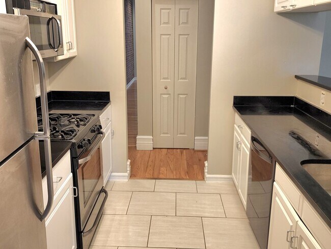 Building Photo - Luxurious Living in Lafayette Square!
