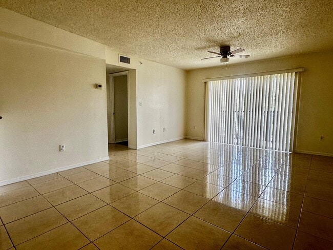 Foto del edificio - 1300 Crestwood Ct S