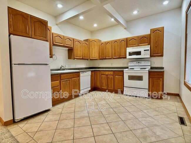 Building Photo - 917 James Ave