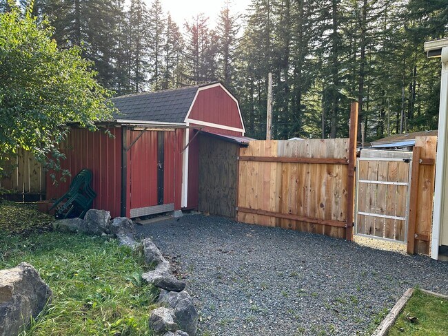 Building Photo - Charming Maple Falls Home Pets Welcome -Fu...