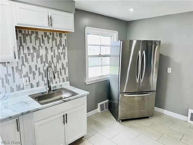 Foto del edificio - Lovely 4 Bedroom 1 Bathroom House in Cleveland