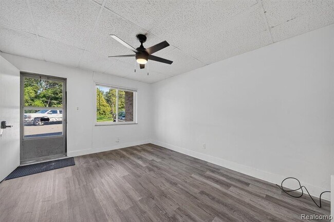 Building Photo - 16001 Dixie Hwy