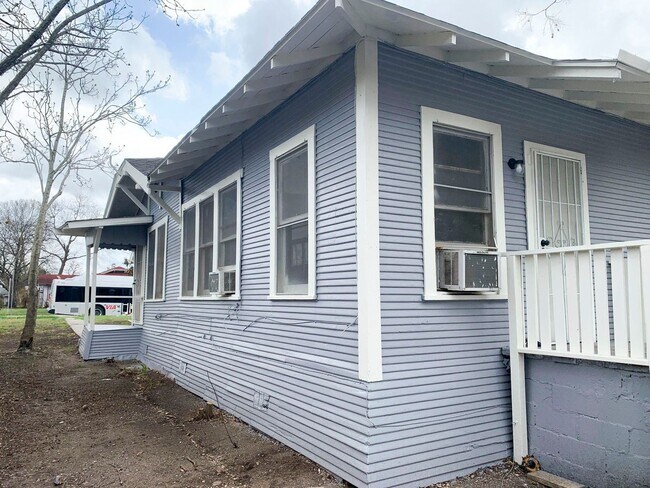 Building Photo - 1 br, 1 bath House - 1103 Rigsby Unit 3
