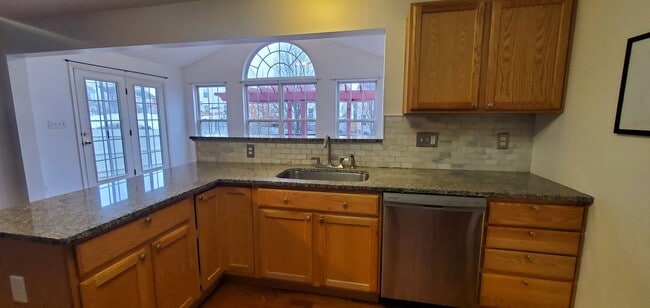 Building Photo - Beautiful 4-bedroom 3 bath home near the b...