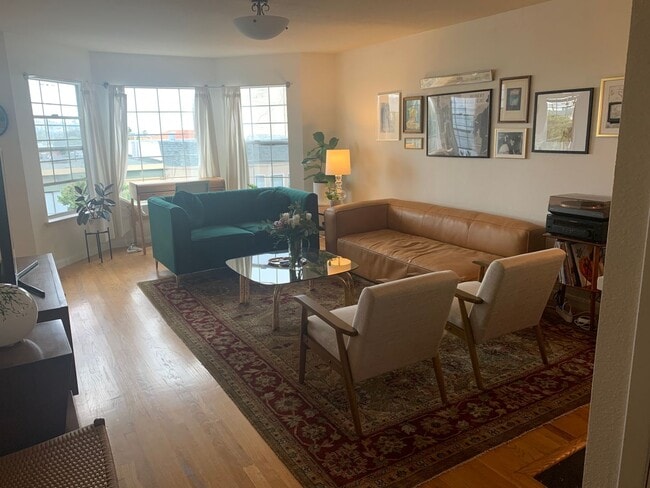 Foto del edificio - Epic Real Estate & Asso. Inc. - Beautiful, Spacious & Sunny 2 br/2ba Condo Available in Mission -...