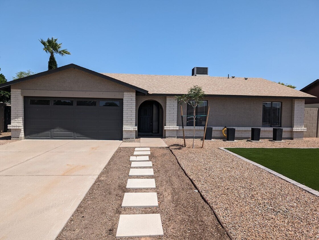 Primary Photo - 3 Bedroom Home Near W Elliot Rd and N. Alm...