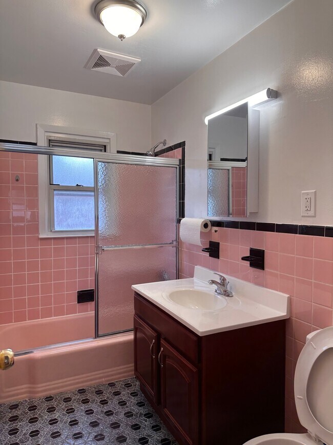 Building Photo - 495 Steuben St
