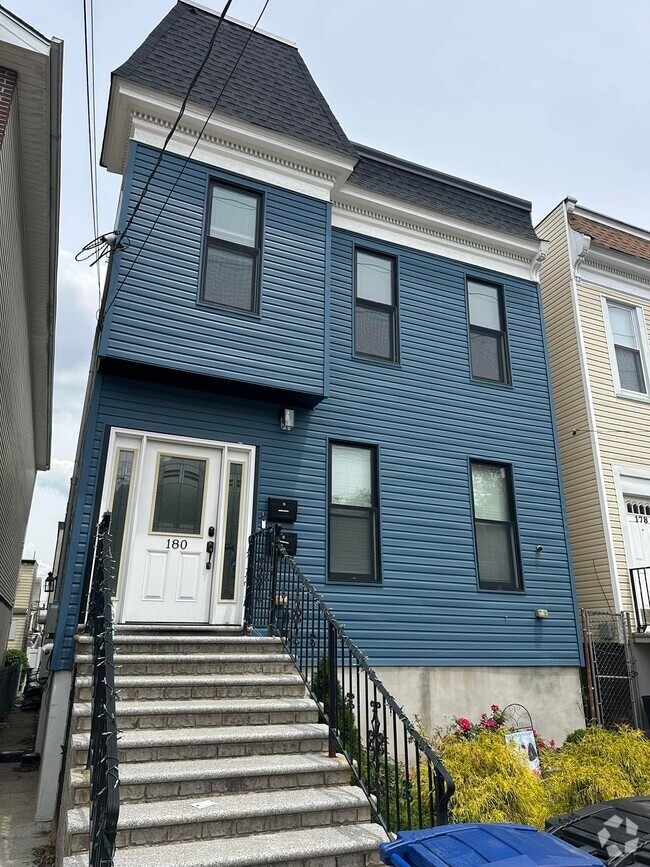 Building Photo - 180 North St