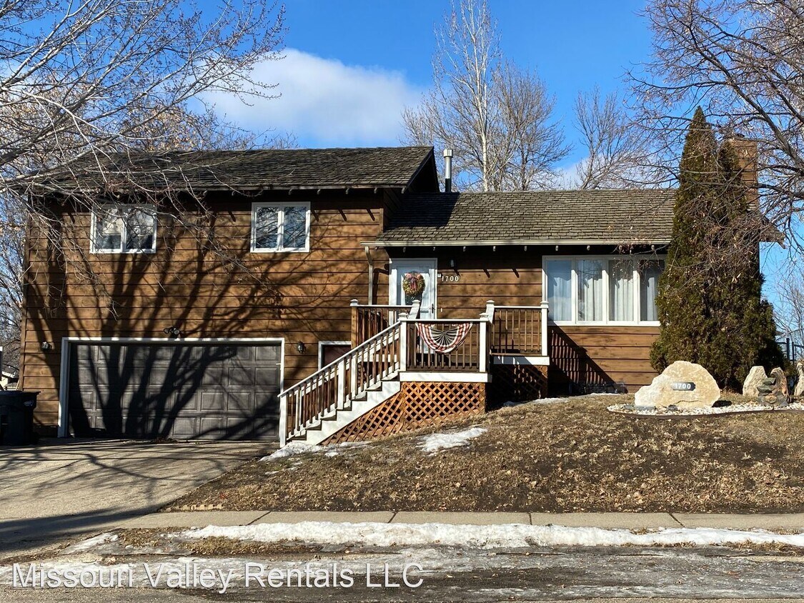 1700 7th St NW, Mandan, ND 58554 House Rental in Mandan, ND