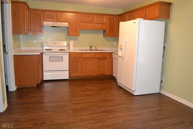 Building Photo - 3045 Village Run Dr