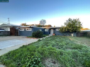 Building Photo - 924 E Meadow Ave