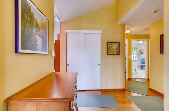 Foto del edificio - One Level home Rock Creek Neighborhood, 3br 2 bth 1708 sq ft, Large Rear and front yard beautiful.