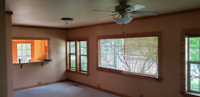 Foto del edificio - 2 BR/ 2 BA - Downtown House