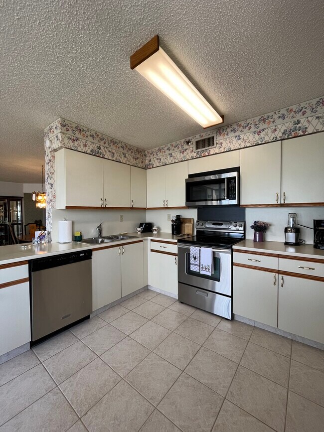 Building Photo - 6294 Bahia Del Mar Cir N