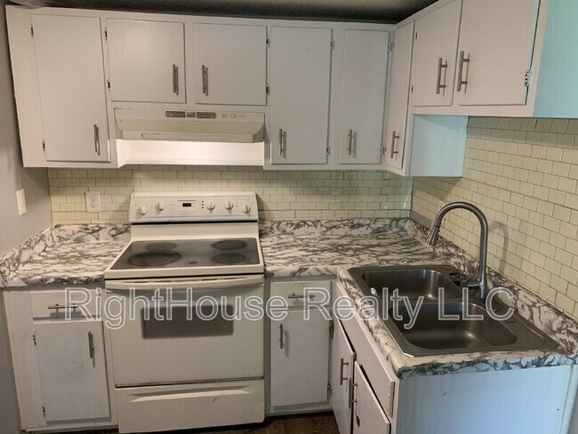 Building Photo - 2430 Tanglewood St