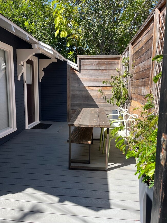 Building Photo - 7022 De Longpre Ave