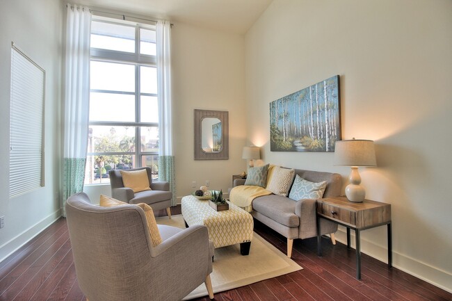 Foto del edificio - 3 BEDROOM / 3 BATH CONDO IN DOWNTOWN SJ