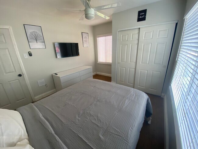 Foto del edificio - 636 E 121st Pl